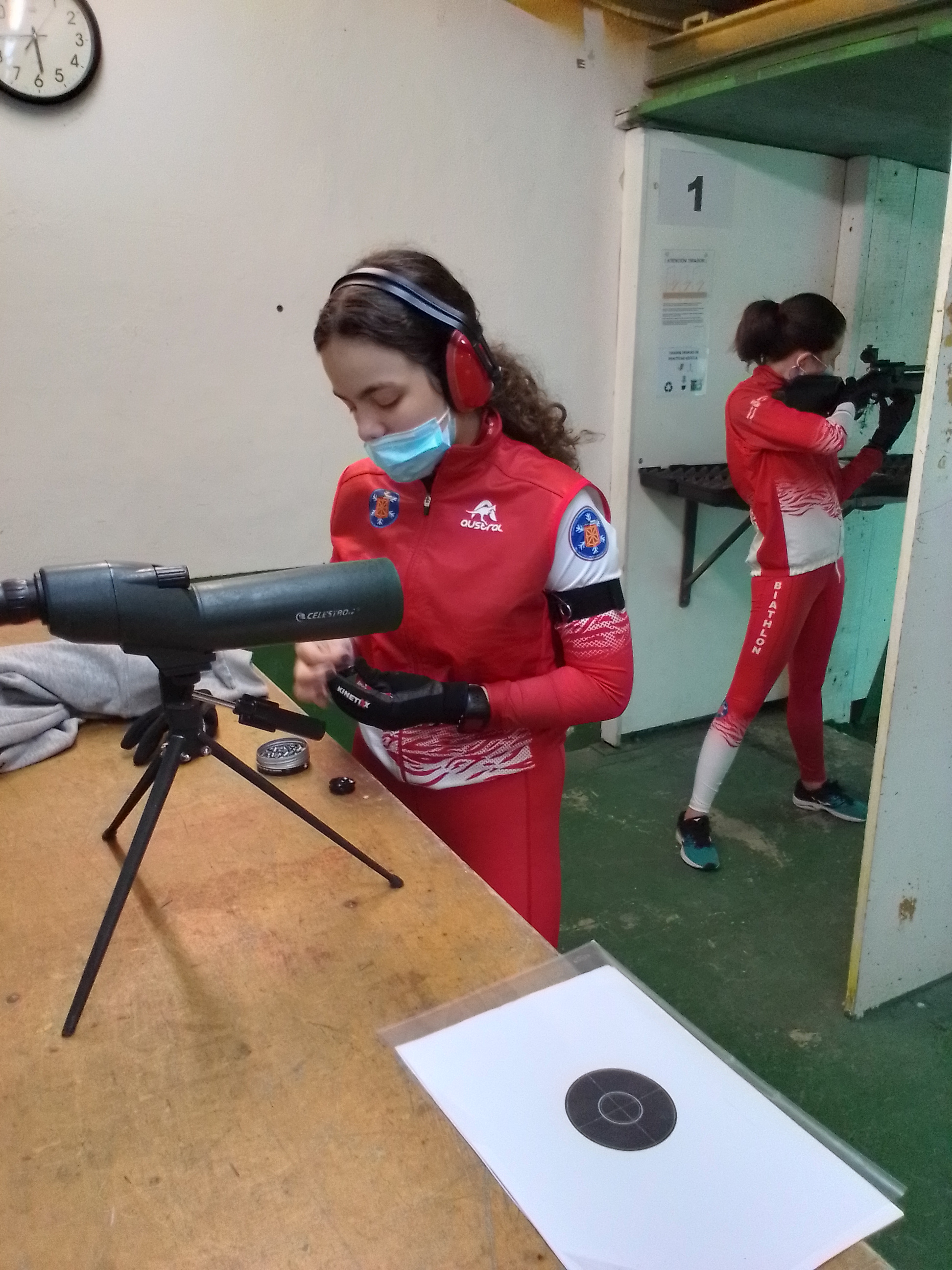 Nueva equipación para el equipo de biathlon de la federación navarra